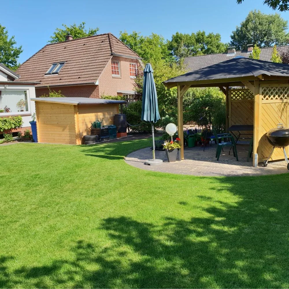 Angelegter Garten mit Terrasse, Pavillon und gepflegtem Rasen